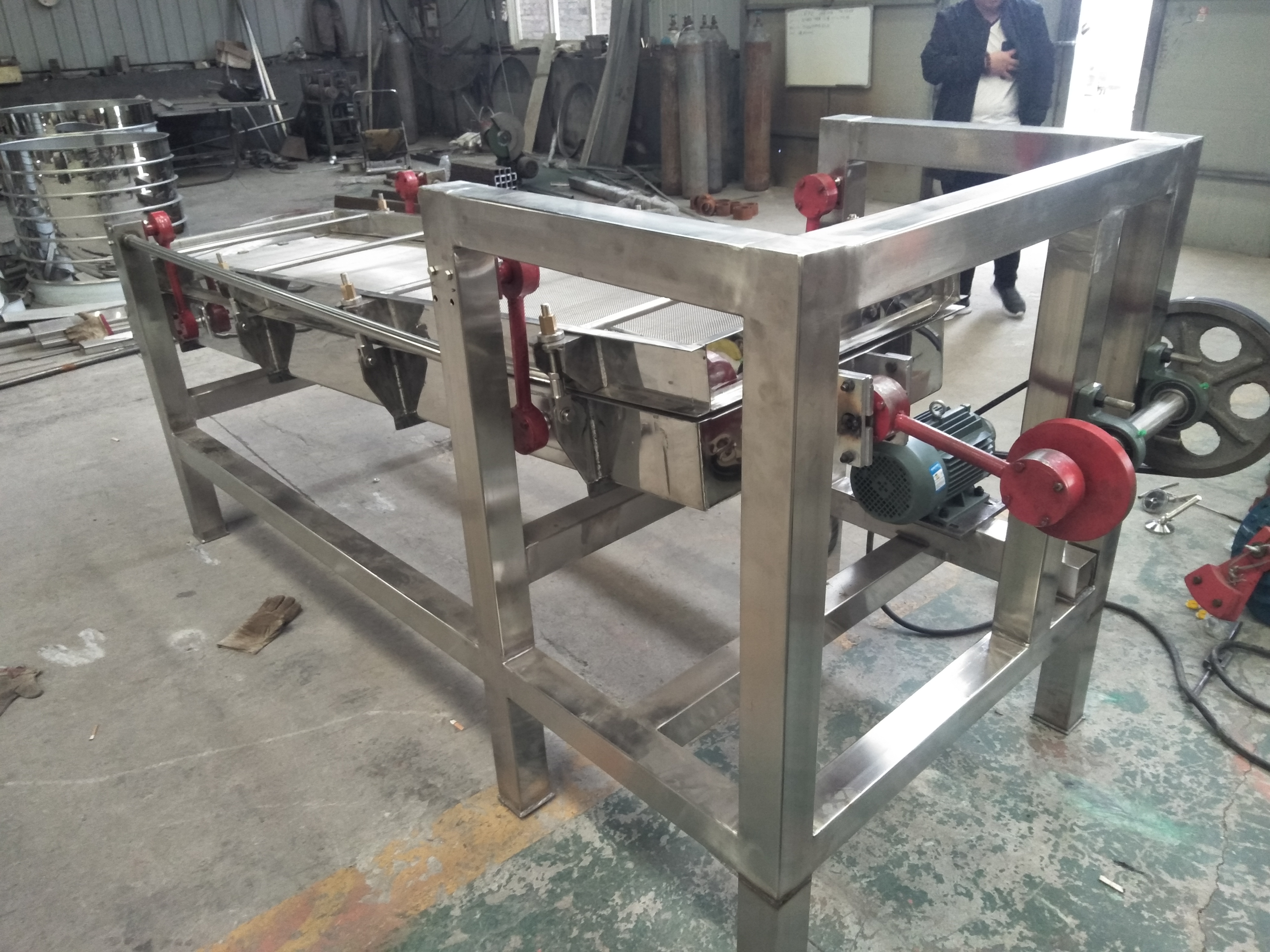 湖南耒陽食品粉末平面回轉篩已發貨，請王經理注意查收！